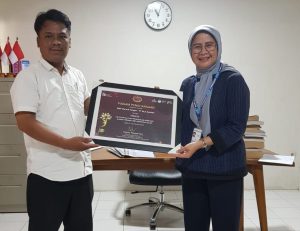 Kepala SMP Ma'arif Imogiri terima piagam penghargaan dari OJK melalui PT BCA Syariah.